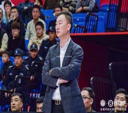 媒体人：9名球员离开了青岛球队阵容十分年轻王奕博会带来经验