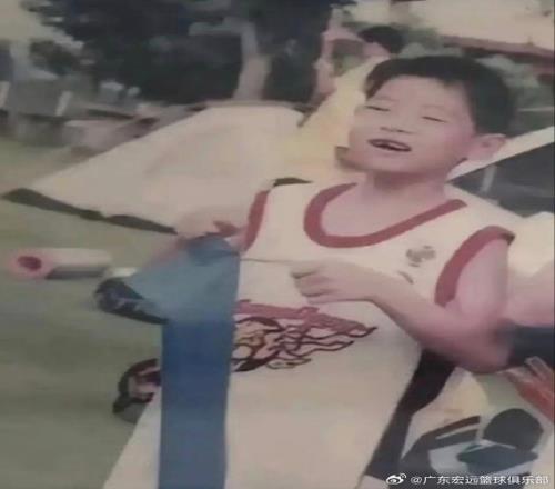 奇妙的缘分！广东官方晒老照片：崔永熙小时候穿过宏远球衣