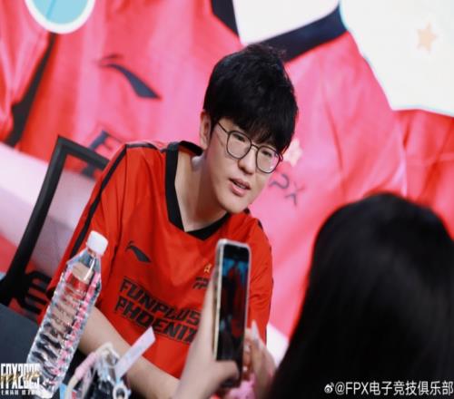 打涅槃手拿把掐Jiejie加入FPX后首次在比赛中打出正战绩，赵信砍下9113