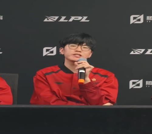 Jiejie赛后采访：落败后是有一点遗憾今天没有表现很好很对不起