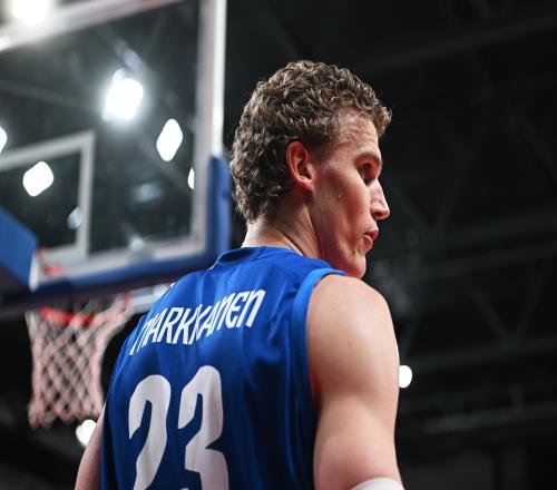 又一个FIBA大杀器！马尔卡宁23分钟22中13爆砍43分助队大胜30分
