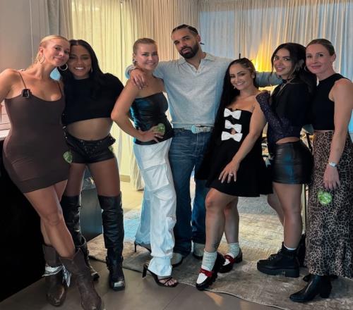 Drake米兰演唱会后与阿耶莎等6名女性在后台合照留念