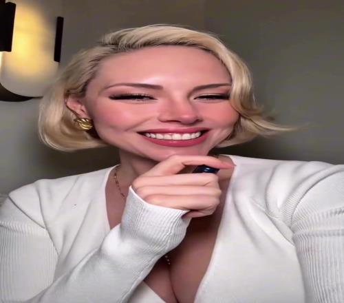 WTF！欧冠女主持这封面是什么材质的，看起来有点养眼