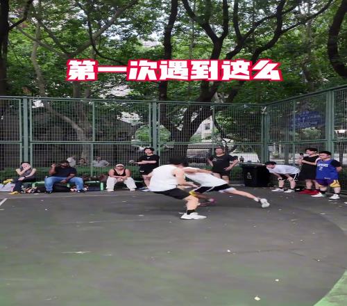 网红方良超在热门网红野球场打野球连续两次晃倒认真防守的小伙