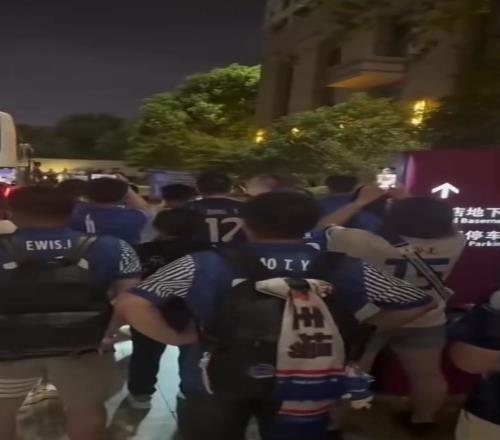 要不要脸解散！输给三镇后，申花球迷追到酒店门口骂球员