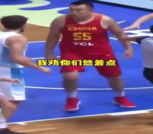 退役祝好韩德君昔日挺身而出保护国家队队友，表情十分霸气！
