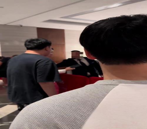 球迷这体格子，怪不得大堂经理就把王刚张玉宁防住了