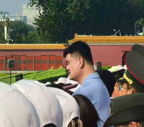 网友：把后面的人挡完了！姚明也现身九三大阅兵盛典，这身高太醒目了！