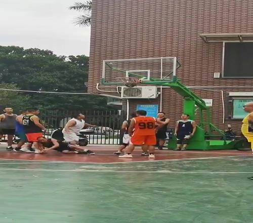 好家伙，看到这群大哥这样打球，吧友们敢组队上么