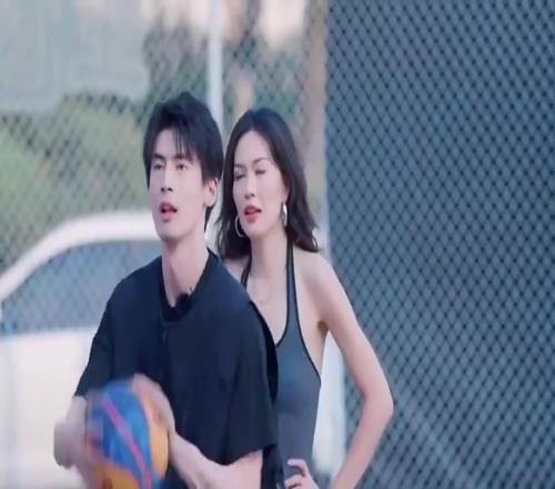 来搞笑的小伙想在美女面前装X秀球技，结果连续两投都打铁