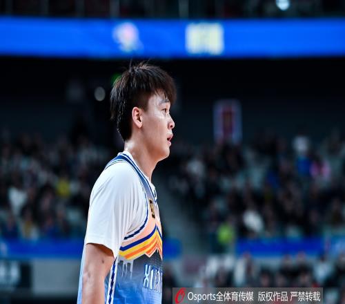 体坛周报：CBA今夏上演军备竞赛新赛季争冠格局初现