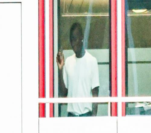认得出杰哥吗图片报：杰克逊与经纪人现身塞贝纳大街