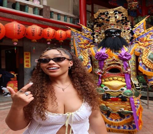 身材太霸道！唐斯女友伍兹在社媒晒出中国台湾行的照片