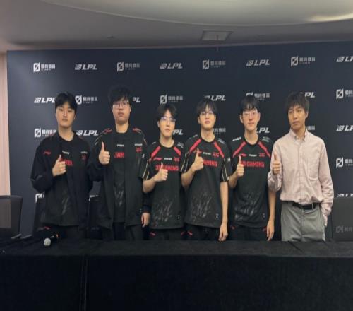 JDG赛后群访教练：中期的运营问题要调整进步队员们打的挺好的