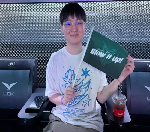BRO官方晒照：WE中单Karis来到LCK现场为BRO加油