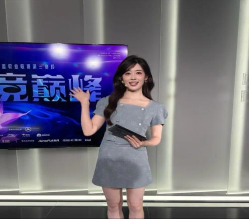 主持张小薇晒照：无论遇到什么，愿我们都有重启人生的勇气