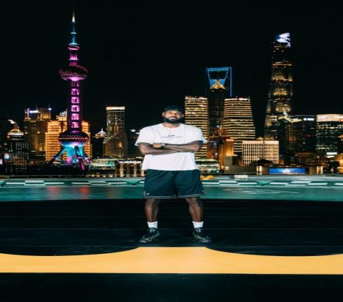 外滩夜景！詹姆斯正式开启中国行第23代战靴在中国全球首发