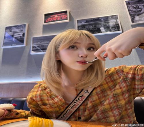 前CSGO女解说暴暴熊晒照：帅气小伙们早上好可爱女人起来吃早饭了