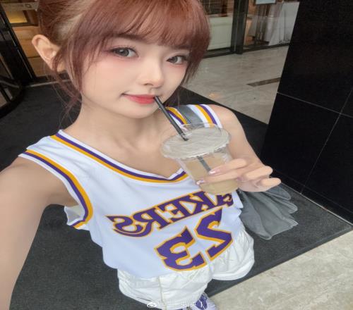 小杨超越泱泱晒照：东契奇今天凌晨燃尽了明天的LPL演播室见吧