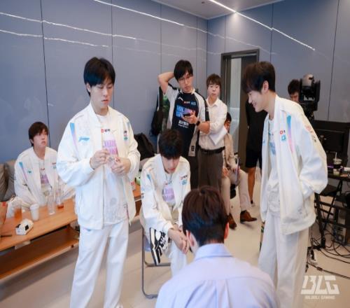 BLG已经保底LPL冒泡赛胜者组：就算需要打冒泡赛赢一场就去S15
