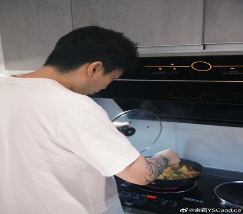 余霜分享管泽元下厨动态：回家就有人做饭吃