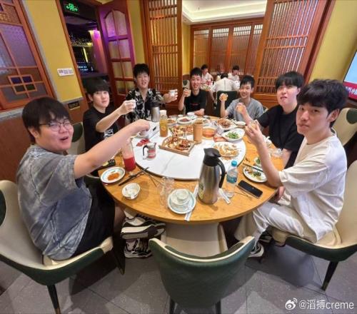 小奶油赛后晒出TES全员聚餐合照：“兄弟们打的很好，吃点好的”