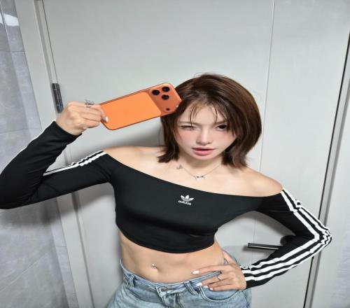 百变小妮吴艳妮发布最新自拍照，秀出新的手机壳和运动背心