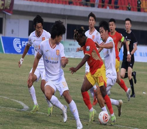 差别太大了，同是升班马，一个在准备夺冠，一个在提前准备中甲！