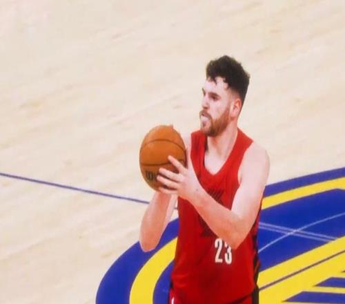 摊手要球被无视+后脑被撞再登场！杨瀚森太拼搏名嘴：队友太独了