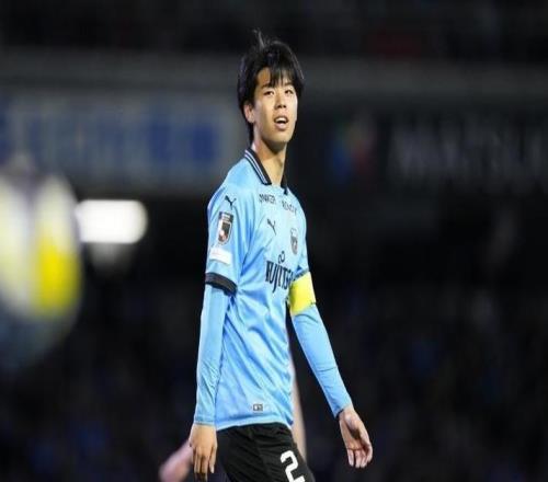 21岁日本新人开启生涯新一站：防C罗一战成名，辗转热刺去到德甲