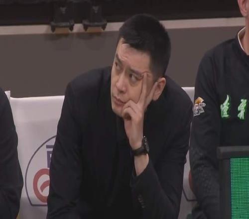 输宿敌30分输黑马16分！四冠王形势岌岌可危，杨鸣离下课还远吗