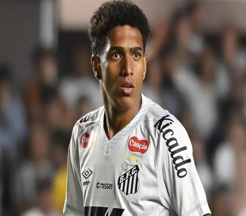 天空体育：巴西后卫索萨将在周四接受热刺的体检