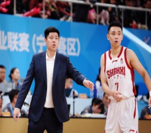 山西队本赛季7胜7负排名第11，主要原因是这两核心离队