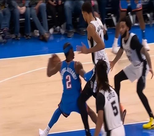 夹腿垫脚撞膝盖，文班被干倒6次！遭遇雷霆武术队，气得扭头就走