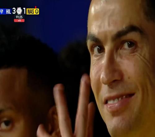 质疑判罚不公，C罗皇马时期也做过相同争议手势并高喊“抢劫”