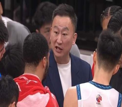 广厦广东并驾齐驱，豪门掉队，山东7连胜反超辽宁，黑马持续爆冷