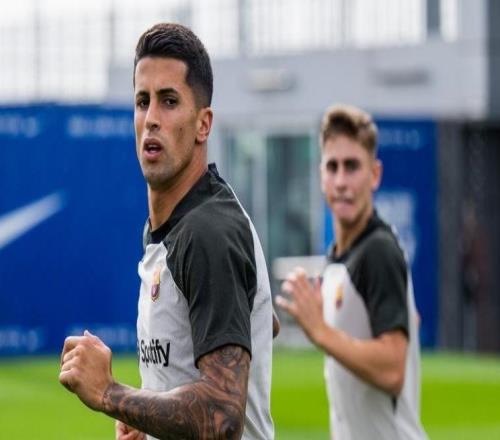 世体：在敲定手续文书后，坎塞洛已完成加盟巴萨后的首训