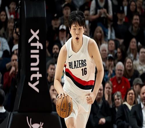 杨瀚森对勇士太劣势！首节三分打铁，外防成弊端，进攻地位太低了