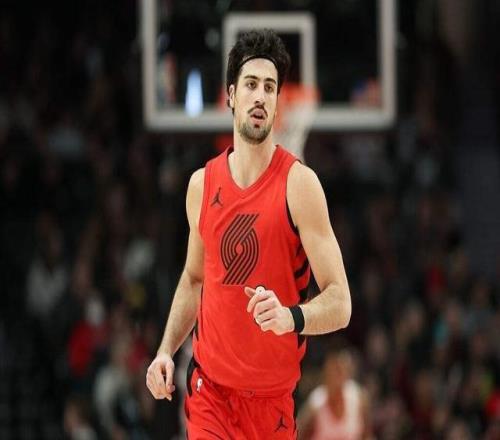 全明星投票次轮得票数力压詹姆斯，他依然得到了詹姆斯的认可