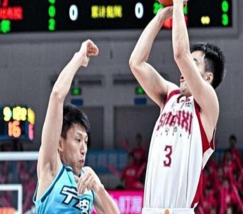 太离谱了！2米22中锋0分0助，仅抢了1个篮板，在场上竟然防自己人