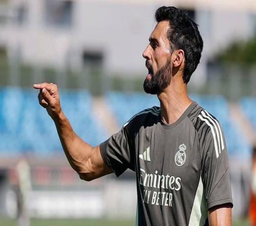 记者：阿韦洛亚早上7点就抵达训练基地，比球员们早到两小时