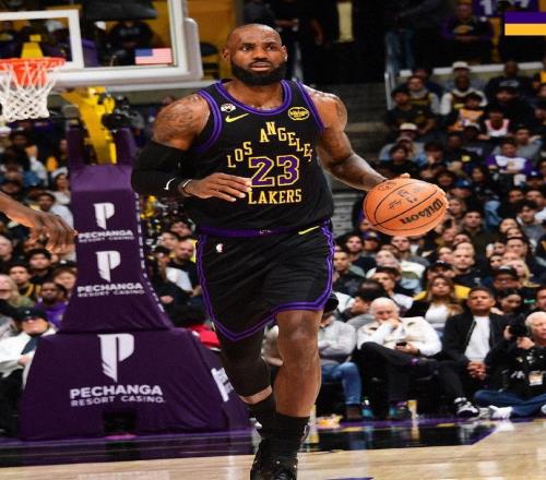 仅差1板创纪录，詹姆斯背靠背20中12砍31分9板10助，正负值+17