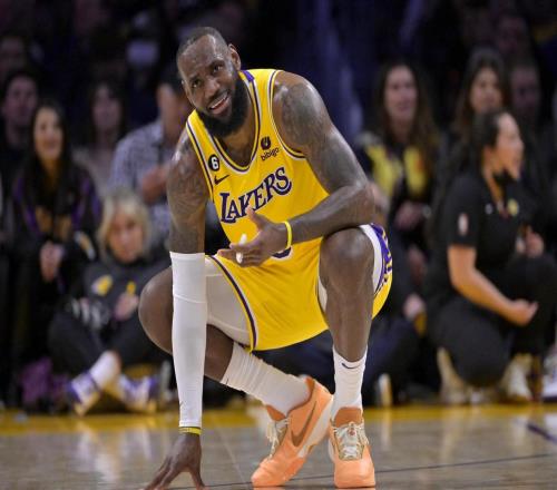 湖人交易市场步履维艰：核心签位不松手，克内克特兜售还遇冷