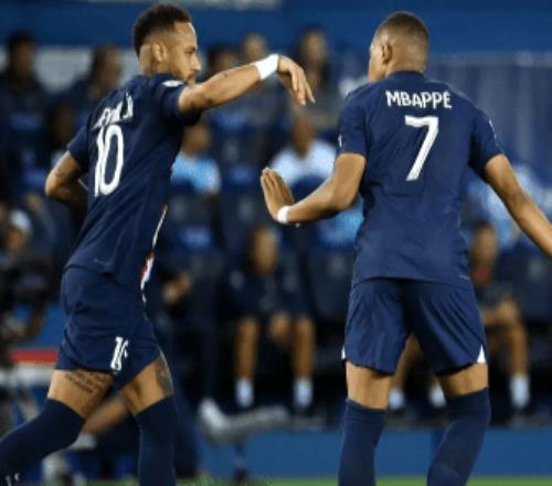 巴黎主帅姆巴佩把点球让给内马尔进球后上前庆祝