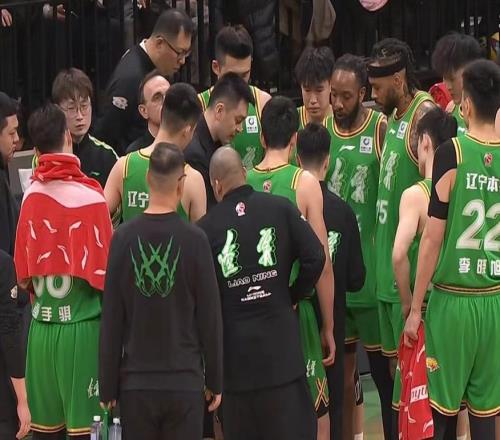 辽宁男篮16分完败不敌青岛威尔斯33分独木难支吕俊虎21分成奇兵