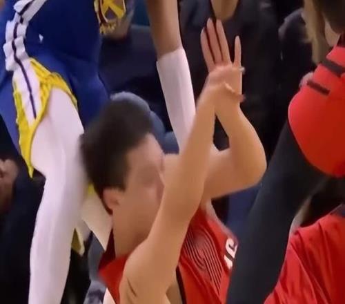 杨瀚森拼抢地板球时后脑勺受到撞击，自己回应：问题不大，谢谢各人体贴