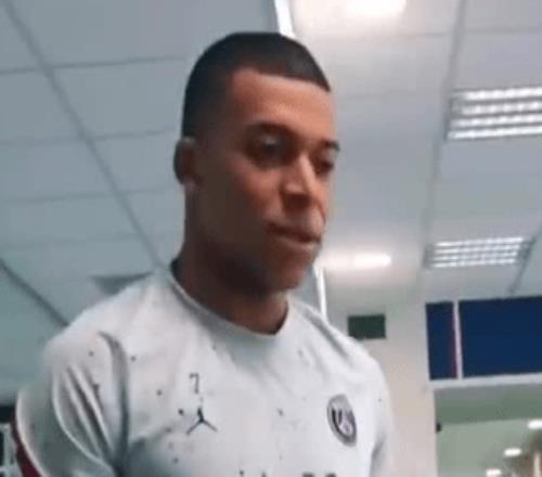 又生气?姆巴佩训练被踢裆瞬间黑脸双眼直勾勾盯着