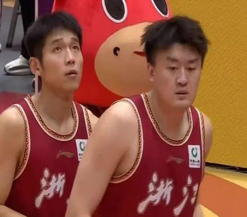 浙江男篮完胜广州，吴前11+5三外援爆发，徐昕13分6封盖