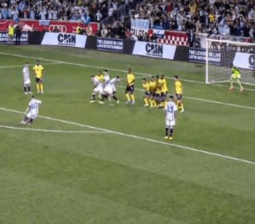 9.4分！MVP！梅西半场打卡带走胜利3球迷场内追星