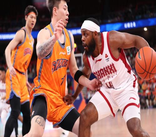 比郭昊文火！深圳一哥狂轰25分，上海9连胜终结，新星力压张镇麟